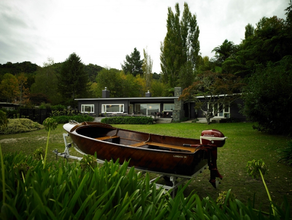 Soothing Lakeside House By Mercer And Mercer  (1)