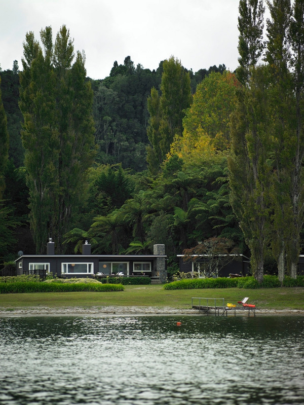 Soothing Lakeside House By Mercer And Mercer  (9)