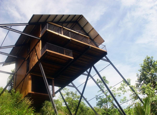 Suspended-House-In-The-Mountains-2