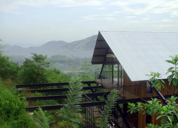 Suspended-House-In-The-Mountains-4