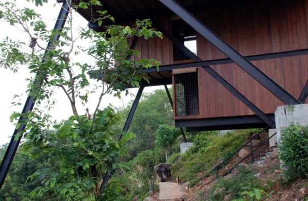 Suspended-House-In-The-Mountains-6