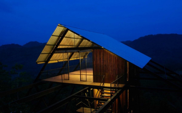 Suspended-House-In-The-Mountains-8