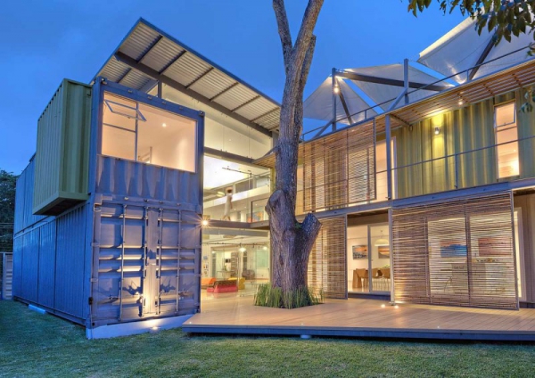 The Casa Incubo Shipping Container House (1)
