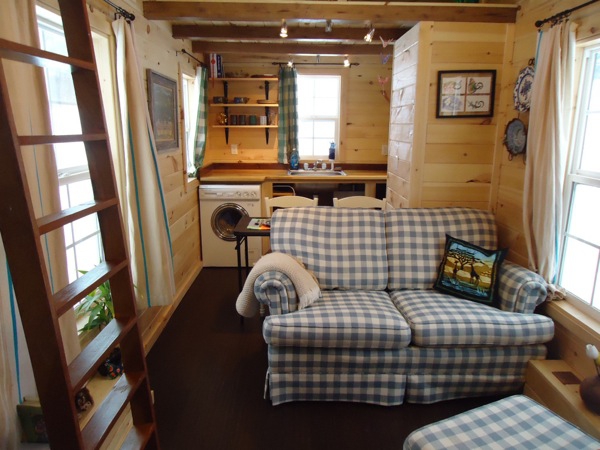 This Adorably Tiny Home Is Surprisingly Spacious (12)