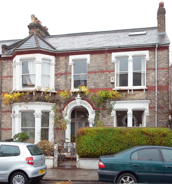 This-Victorian-London-Home-Looks-Perfect-For-The-Holidays-1