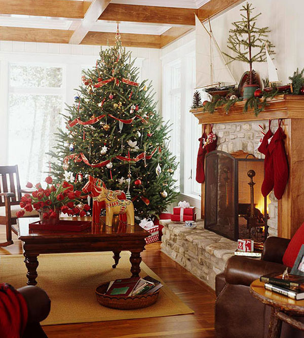 Use Traditional Christmas Decor in Red and Green in 2020