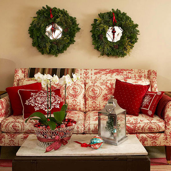 Traditional-Christmas-Decor-In-Red-And-Green-19