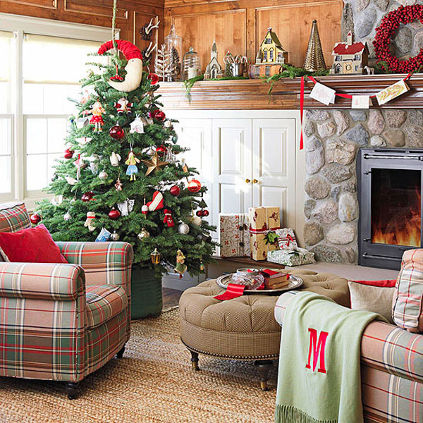 Traditional-Christmas-Decor-In-Red-And-Green-20