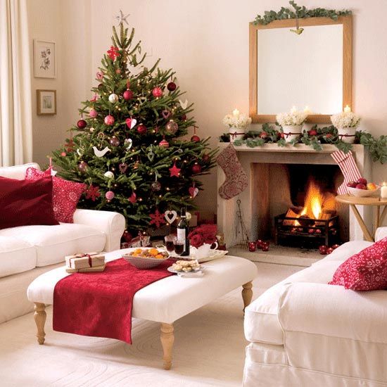 Traditional-Christmas-Decor-In-Red-And-Green-24