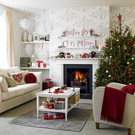 Traditional-Christmas-Decor-In-Red-And-Green-25