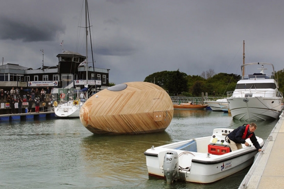 Traveling-Down-The-River-In-This-Egg-Boat-4