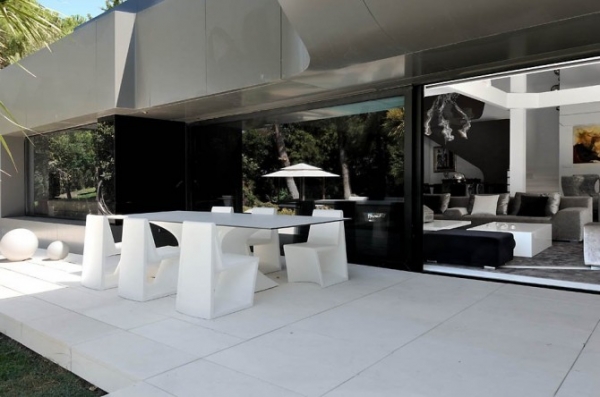 Ultra-Modern-Interior-Featuring-Futuristic-Architecture-3