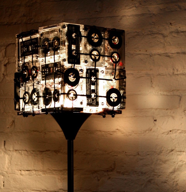 Unique-Lamp-Made-From-Cassettes-4