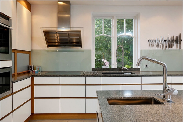 White-And-Wood-In-The-Kitchen-3