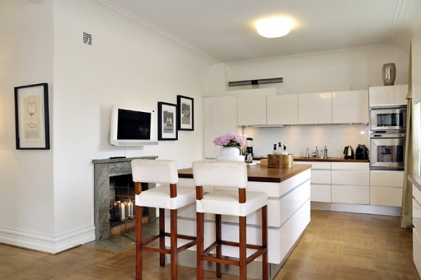 White-And-Wood-In-The-Kitchen-7