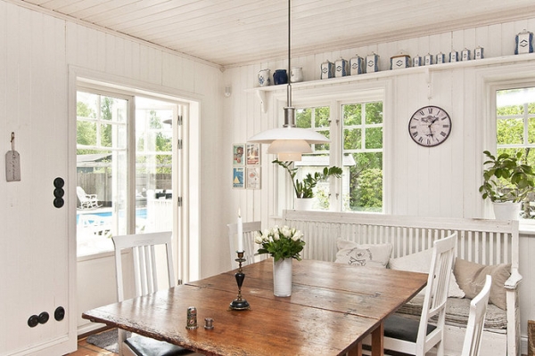 White-And-Wood-In-The-Kitchen-9