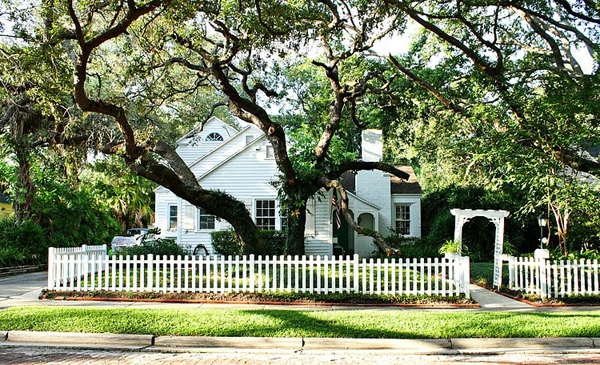 Wonderful Cottage Renovation Creates An All White Dream (28)