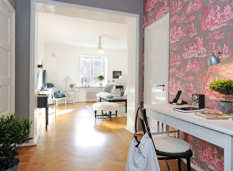 Pink Wallpaper In The Entrance Hall