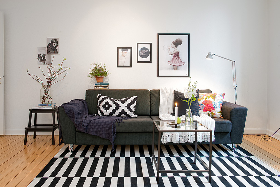 Cute apartment with simple black and white decor ...