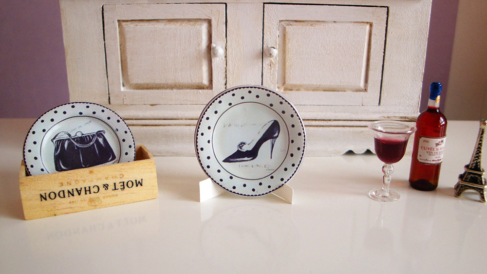 Miniature Plate With Chic Decoration