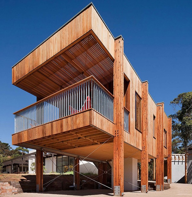 Modern Beach House Built With Natural Materials