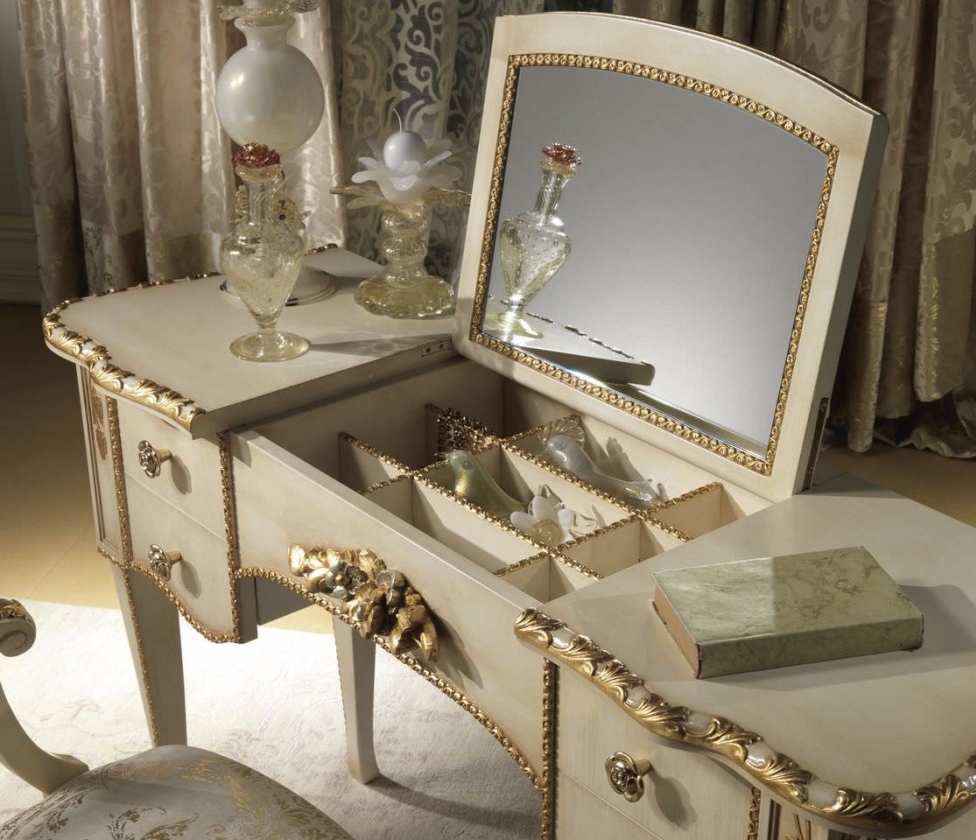 Bedroom Vanities: Simple Dressing Tables