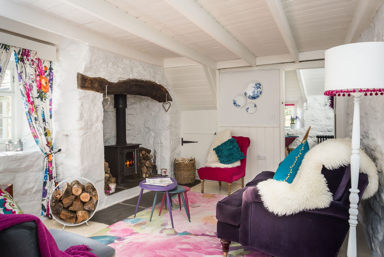 A Romantic Cottage - Fireplace In The Living Room