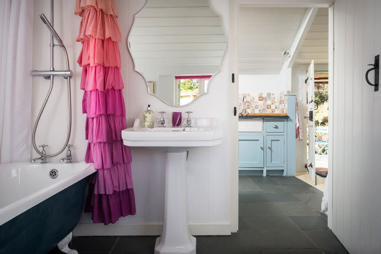 A Romantic Cottage - Bathroom