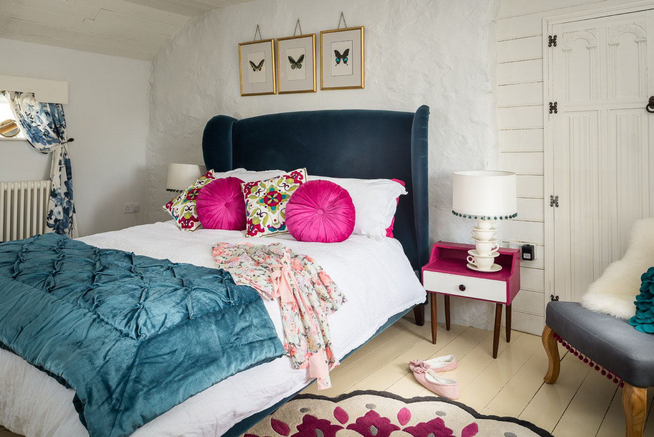 A Romantic Cottage - Bedroom