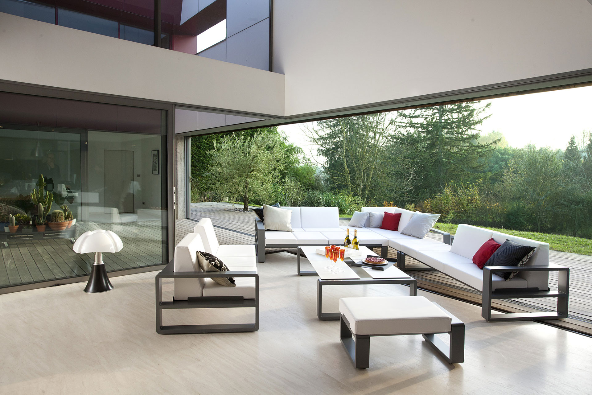 Contemporary patio furniture set