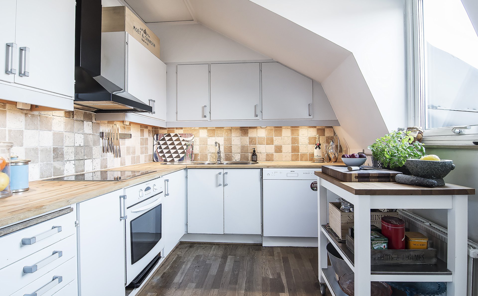 Black And White Apartment - The Kitchen