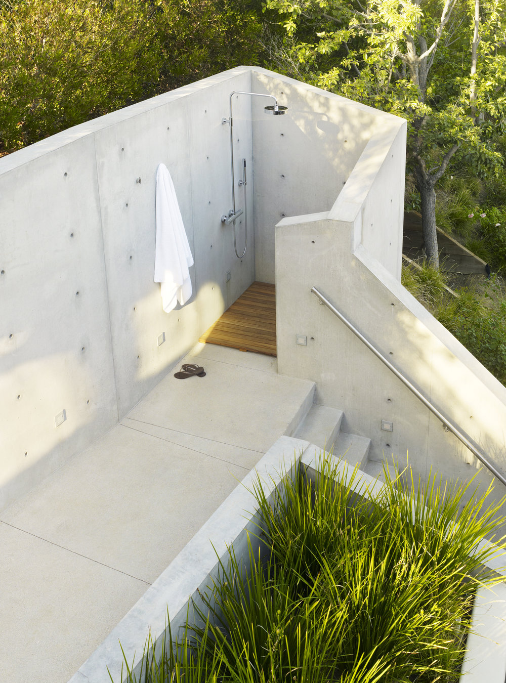 Banyan Drive Treehouse In La-Contemporary Outdoor Shower Area