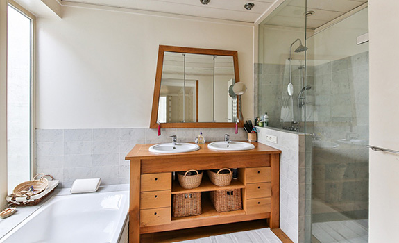 How to Furnish a Small Bathroom to Make It Look Glam