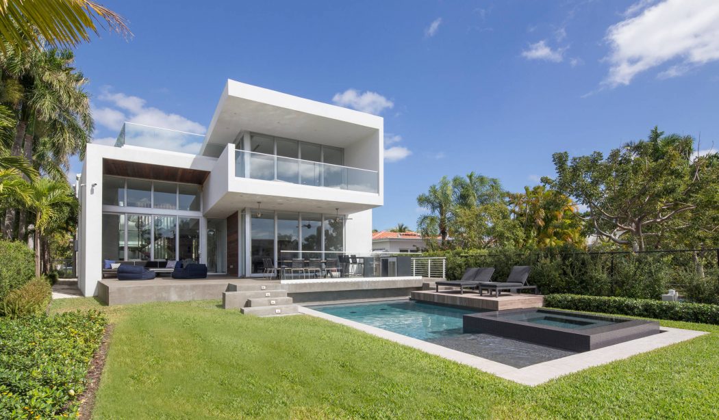 Miami Splendor - Amazing Two-Story Family House - The Exterior