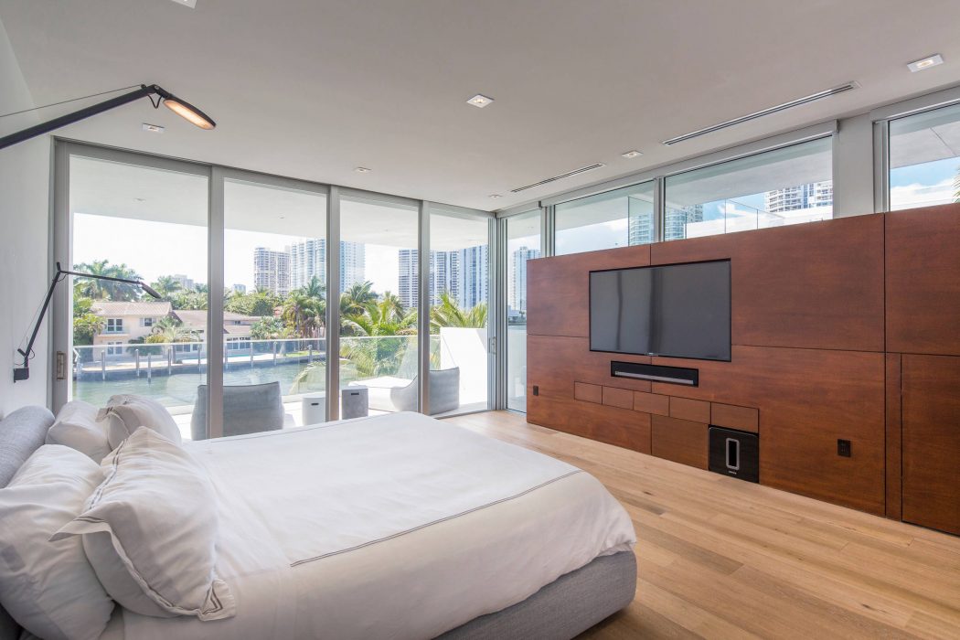 Miami Splendor - Amazing Two-Story Family House - The Master Bedroom