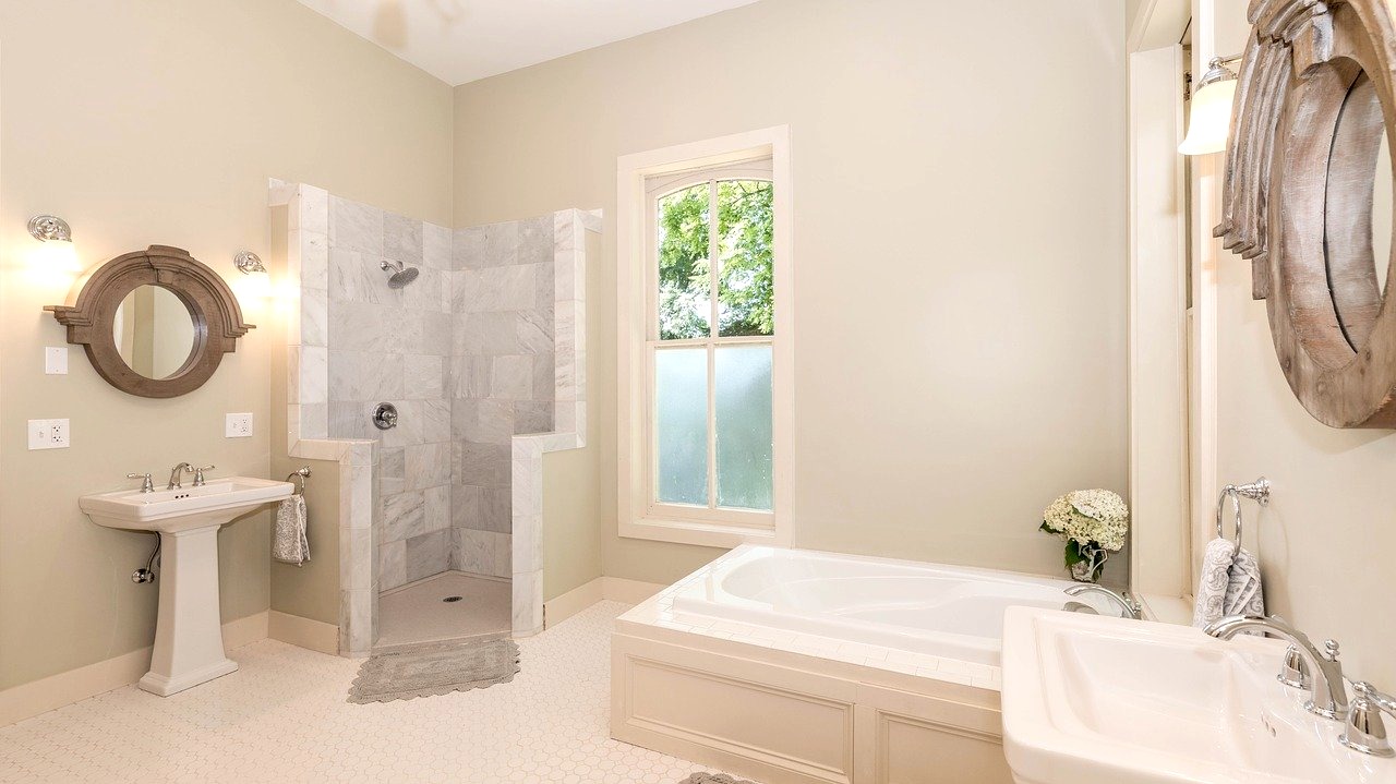 Top 3 Interior Design Tips To Create A Luxurious Bathroom: Bathroom With Tub And Shower Enclosure