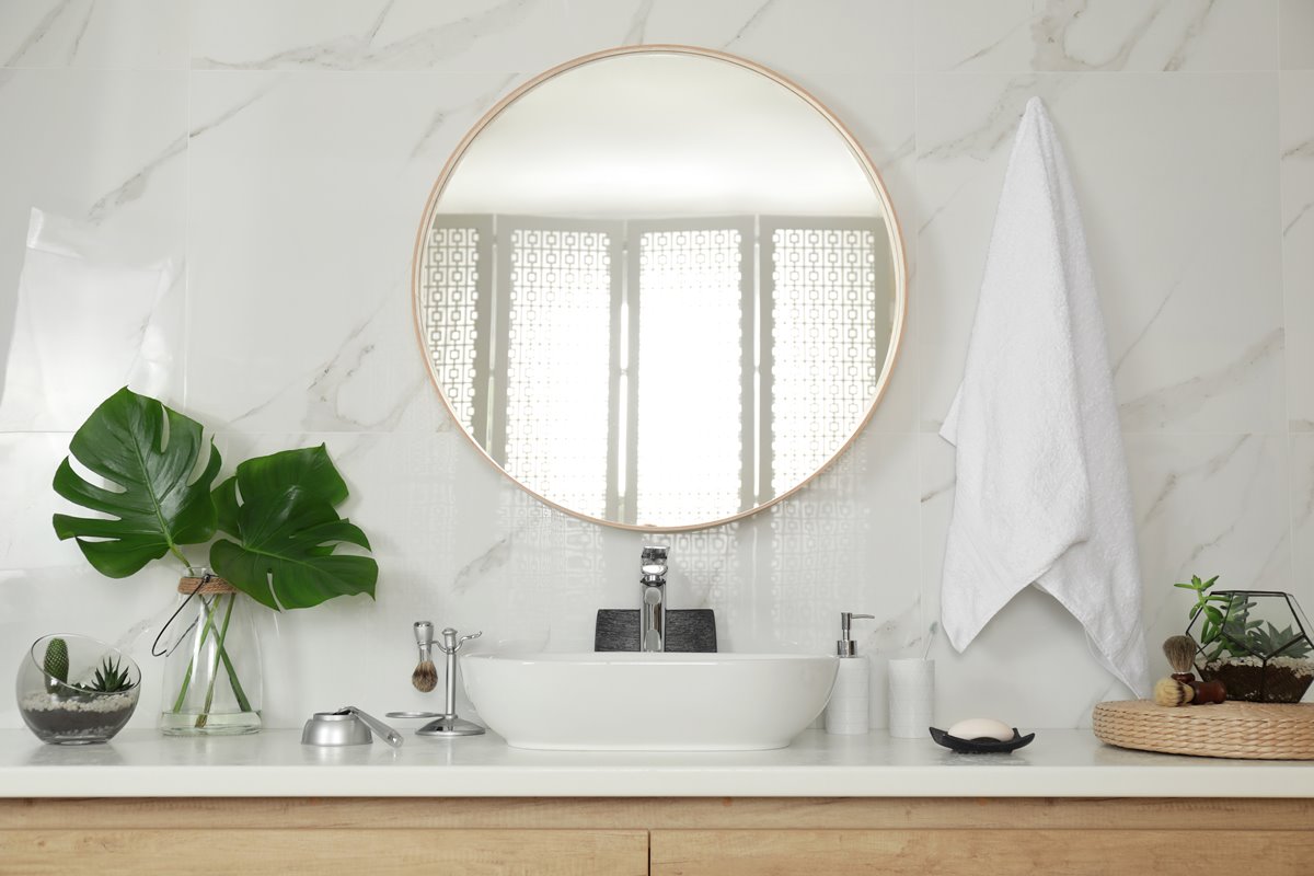 Cozy Bathroom With Round Mirror