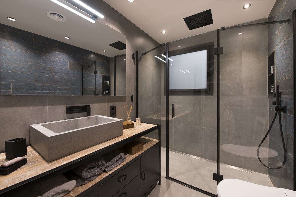 Modern Bathroom With Glass Enclosure