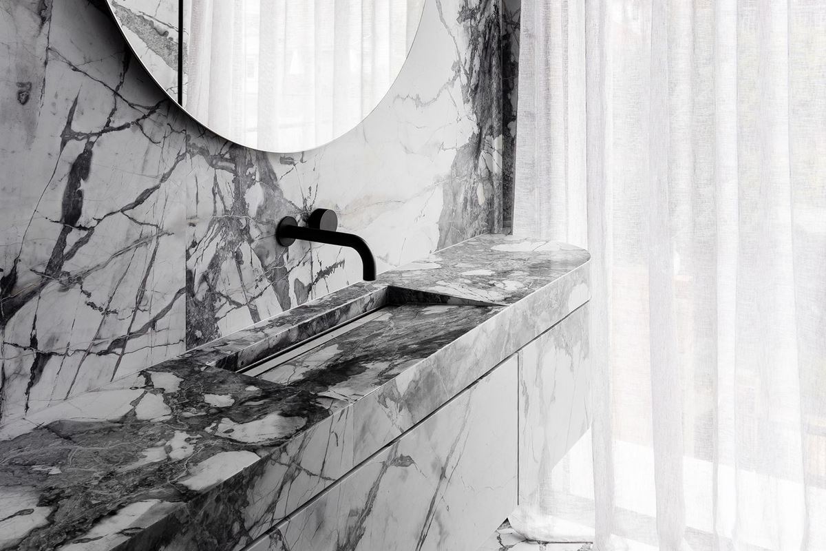 Scalpellino House - Marble Bathroom